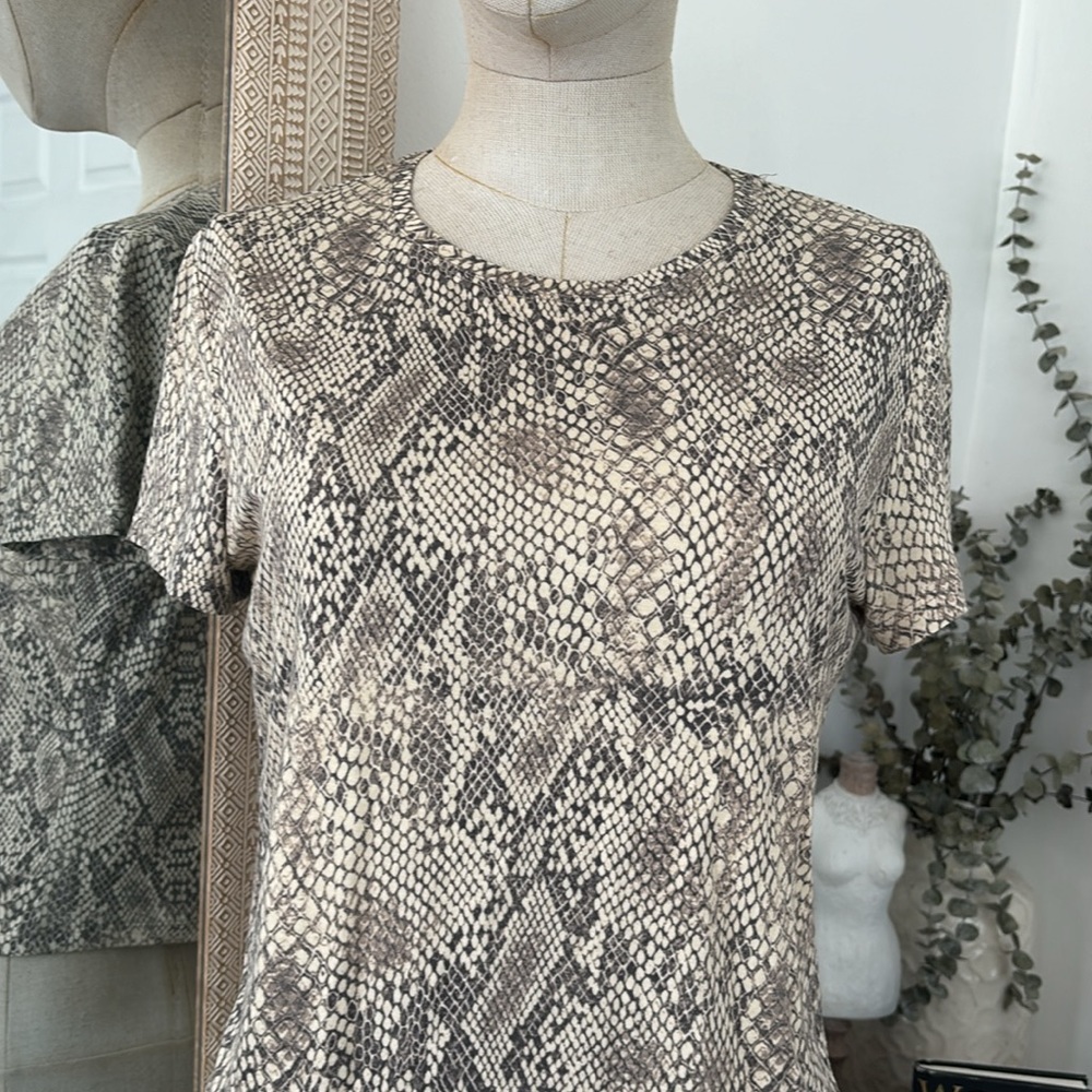 Aritzia Babaton Python Print Cropped T Shirt - Picture 3 of 9